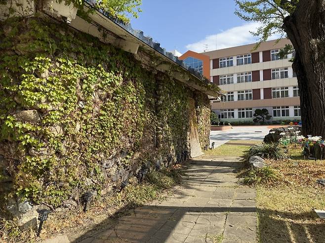 운동장 옆 매점 건물은 6·25 전쟁 당시 참전한 에티오피아 군인들의 막사로 사용됐다. 김종윤기자