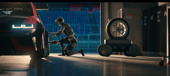 아틀라스가 자동차를 조립하는 모습. / 사진=현대차 유튜브 화면 갈무리