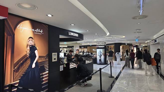 외국인 관광객으로 가득한 롯데면세점 본점 내부. / 사진 = 조건희 기자