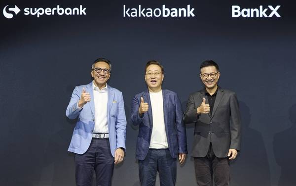 카카오뱅크 윤호영 대표이사(가운데)가 8일 서울시 영등포구에서 열린 '2026 카카오뱅크 프레스톡'에서 슈퍼뱅크 티고르 M. 시아한 대표(왼쪽), 뱅크X 뿐나맛 위찟끌루왕싸 대표(오른쪽)와 함께 기념 촬영을 하고 있다. /카카오뱅크 제공