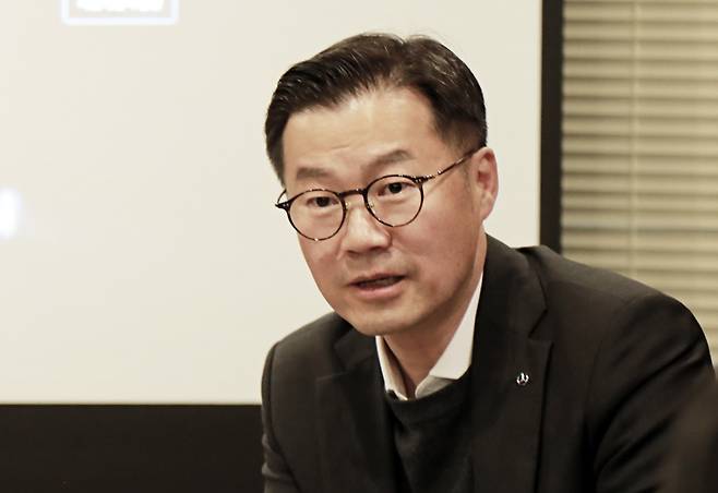 이상국 메르세데스-벤츠 코리아 부사장이 '리테일 오브 더 퓨처(RoF)' 제도에 대해 설명하고 있다. 사진=한국자동차기자협회