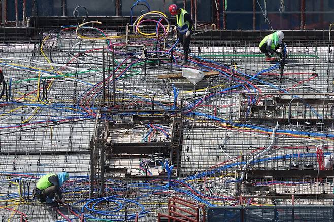 서울 한 아파트 건설 현장에서 근로자들이 작업을 하고 있다. 사진은 기사와 무관.(사진=이데일리 이영훈 기자)