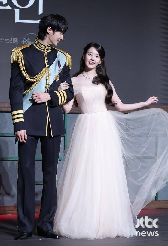 6일 오후 서울 강남구 조선팰리스호텔에서 MBC 새 금토드라마 '21세기 대군부인' 제작발표회가 열렸다. 박준화 연출, 배우 아이유, 변우석, 노상현, 공승연, 유수빈, 이연이 참석했다. 박세완 엔터뉴스팀 기자 park.sewan@jtbc.co.kr