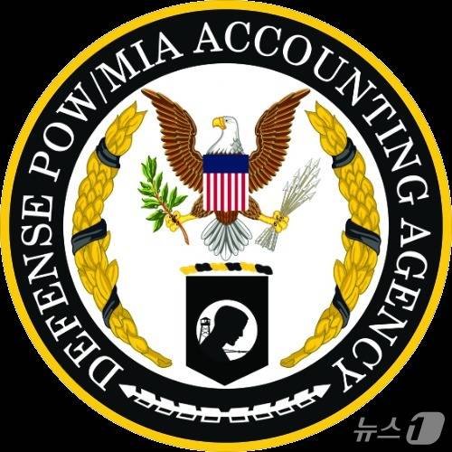 미 국방부 산하 전쟁포로·실종자확인국(Defense POW/MIA Accounting Agency·DPAA) 부대 마크. 마크 하단에는 미군 포로 및 실종자를 추모하는 'POW/MIA Flag'(Prisoners Of War/Missing In Action Flag)가 새겨져 있다. 2026. 4.13./ⓒ 뉴스1(DPAA 홈페이지 캡처)
