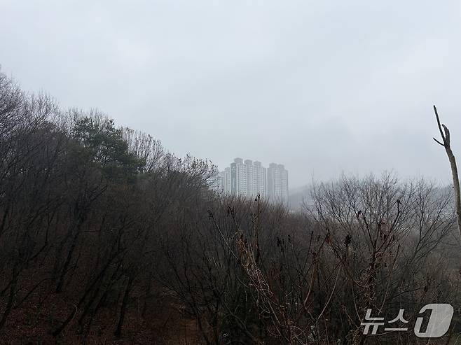 지난달 18일 호남지역 새로운 구치소 부지로 예정된 광주광역시 북구 일곡동에서 인근 아파트 단지를 바라본 모습. 2026.3.18/ 뉴스1 김종훈 기자