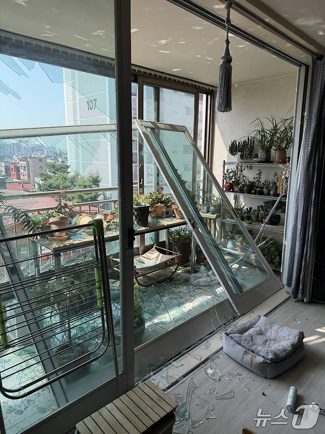 청주 한 식당 가스 누출 폭발 충격으로 인근 아파트 창틀이 떨어져 있다. 2026.4.13 ⓒ 뉴스1 장예린 기자