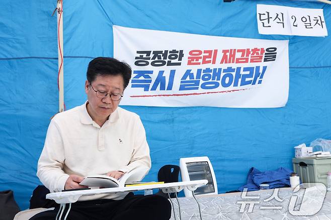 6·3 지방선거 더불어민주당 전북지사 경선에서 낙마한 안호영 더불어민주당 의원이 지난 12일 오전 서울 여의도 국회 본관 앞에서 이원택 전북지사 후보의 '식비 대납 의혹'과 관련해 당 지도부를 향해 윤리감찰단의 재감찰을 촉구하는 단식 농성을 하고 있다. 2026.4.12 ⓒ 뉴스1 임지훈 인턴기자