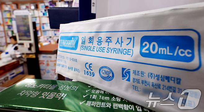 부천 한 약국에 일회용 주사기들이 진열돼 있는 모습. 2026.4.7 ⓒ 뉴스1 이호윤 기자