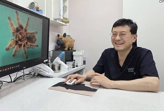 최영민 원장이 타란툴라 진료 경험을 얘기하며 주의사항을 설명하고 있다. ⓒ 뉴스1 한송아 기자