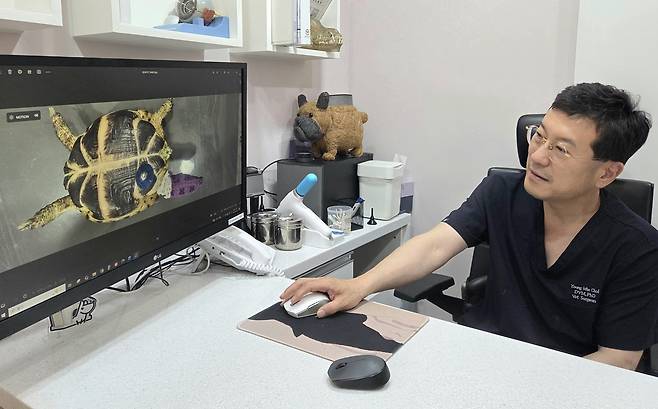 최영민 원장이 거북이 배를 수술한 후 배를 밀어 걷지 못하는 거북이를 위해 직접 바퀴를 달아준 사례를 설명하고 있다. ⓒ 뉴스1 한송아 기자