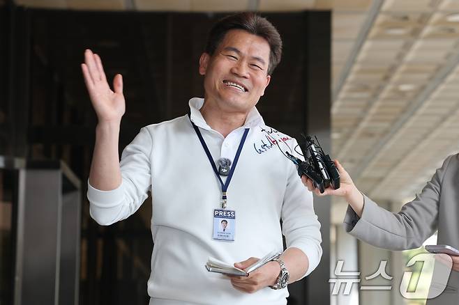 보수 성향 유튜버 전한길 씨가 13일 이재명 대통령과 이준석 개혁신당 대표 관련 명예훼손 등의 혐의로 구속영장 청구 전 피의자 조사를 받기 위해 서울 서초구 서울중앙지방검찰청으로 출석하며 입장을 밝히고 있다. 2026.4.13 ⓒ 뉴스1 임세영 기자