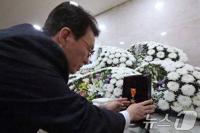 김민석 국무총리가 13일 오전 전남 완도군 완도읍의 한 장례식장을 찾아 화재현장에서 숨진 소방대원에게 훈장을 수여하고 있다.(공동취재) 2026.4.13