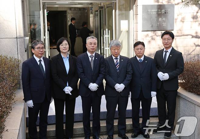 권창영 2차 종합특검팀 특별검사(왼쪽 세번째)와 특검보들이 지난 2월 25일 경기 과천시 2차 종합특검팀 사무실 앞에서 열린 현판식을 마치고 기념촬영을 하고 있다 2026.2.25 ⓒ 뉴스1 김영운 기자