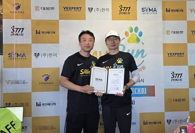 서울시수의사회 세이브 위원장으로 위촉된 김석중 24시센트럴동물메디컬센터 원장(오른쪽) ⓒ 뉴스1 한송아 기자