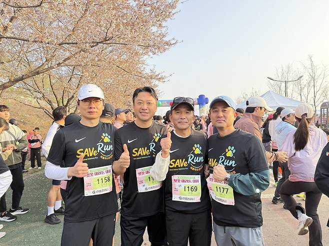 왼쪽부터 서울시수의사회 김석중 세이브 위원장, 황정연 회장, 허정 부회장, 이민수 총무이사가 마라톤대회에 참가해 기념 사진을 찍고 있다. ⓒ 뉴스1 한송아 기자
