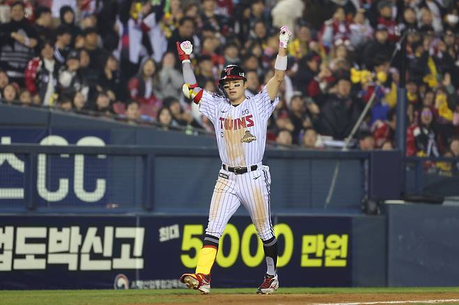 LG 박해민이 11일 서울 잠싥구장에서 열린 2026 KBO리그 정규시즌 SSG전 8회말 2타점 역전 적시타를 친 후 세리머니를 하고 있다. 사진 | LG 트윈스