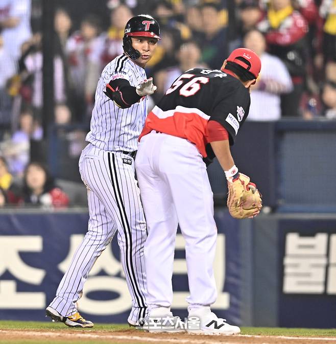LG 오지환이 1일 서울 잠실구장에서 열린 2026 KBO리그 KIA전 5회말 1사2,3루 내야땅볼 아웃이 된 후 부딪힌 상대 오선우에 사과하고 있다. 잠실 | 최승섭기자 thunder@sportsseoul.com