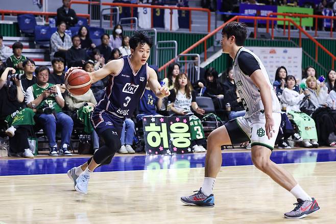 KCC 허웅(왼쪽)이 8일 부산 사직체육관에서 열린 2025~2026 LG전자 프로농구 정규리그 최종전 DB와 경기에서 드리블 돌파하고 있다. 사진 | KBL