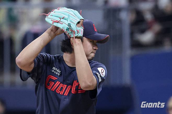 롯데 정철원이 12일 서울 고척스카이돔에서 열린 2026 KBO리그 정규시즌 키움전에 등판해 역투하고 있다. 사진 | 롯데 자이언츠