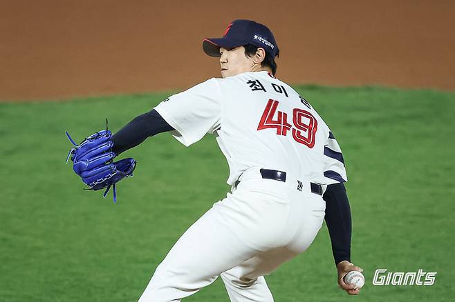 롯데 최이준이 7일 부산 사직구장에서 열린 2026 KBO리그 정규시즌 KT전에 등판해 역투하고 있다. 사진 | 롯데 자이언츠