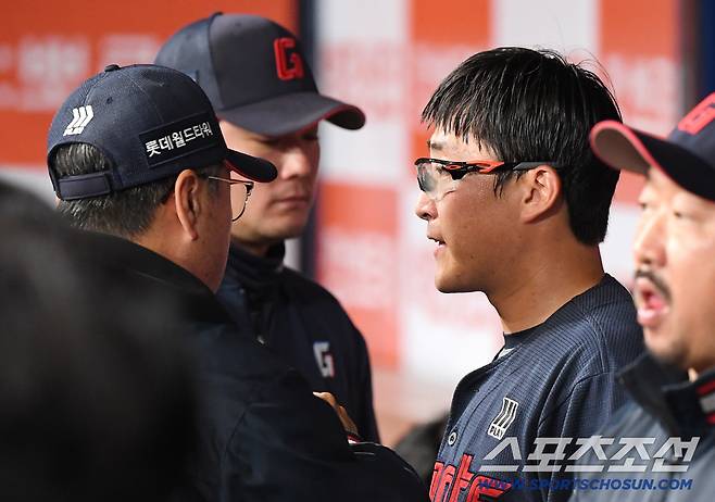 12일 서울 고척스카이돔에서 열린 롯데-키움전. 4회까지 2실점한 박세웅이 김상진 투수코치의 조언을 듣고 있다. 고척=정재근 기자 cjg@sportschosun.com/2026.4.12/