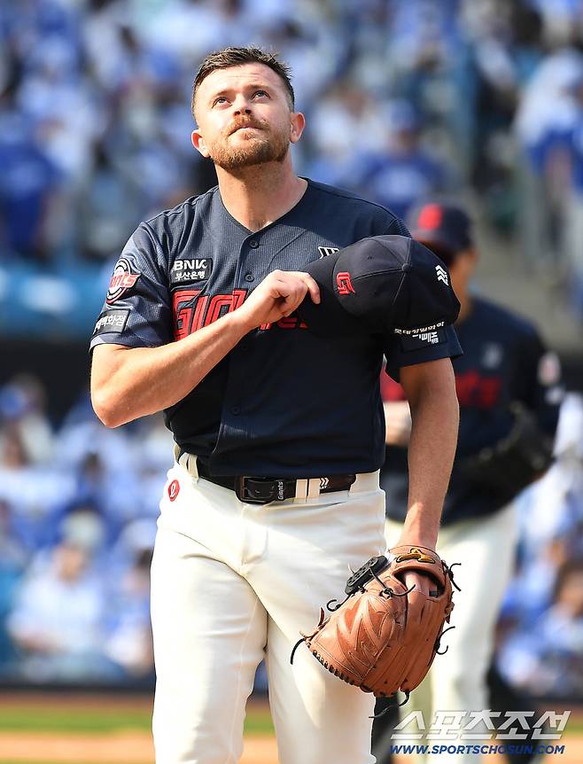 29일 대구 삼성라이온즈파크에서 열린 삼성과 롯데의 경기. 5회 투구를 마치고 마운드를 내려오는 롯데 선발 비슬리. 대구=송정헌 기자songs@sportschosun.com/2026.03.29/