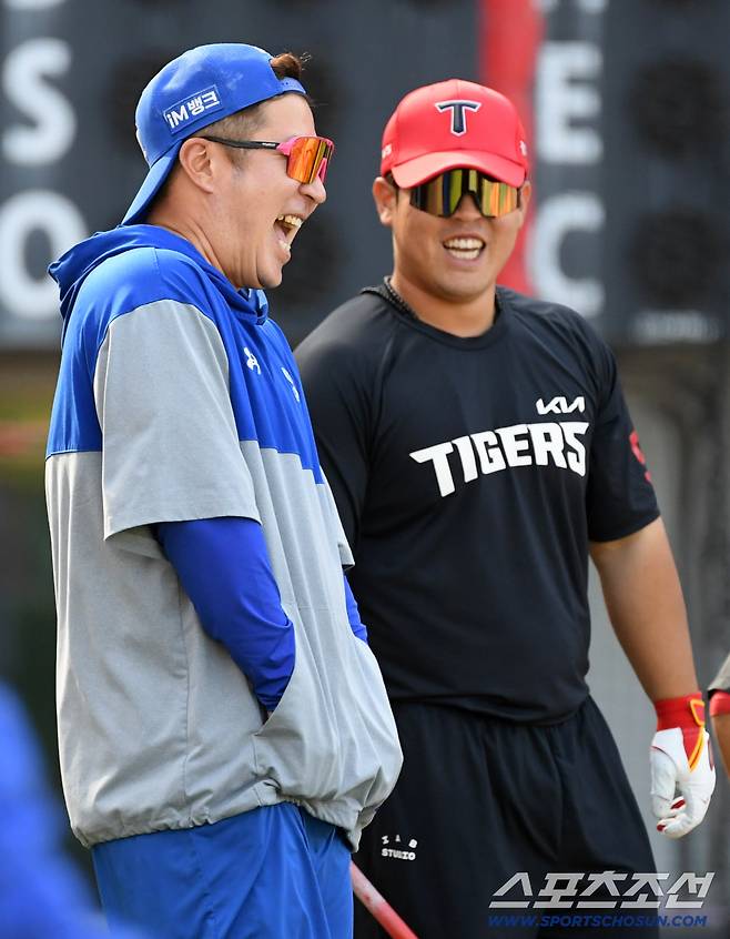 8일 광주 기아챔피언스필드에서 열린 KIA와 삼성의 경기. 삼성 최형우가 KIA 박상준에게 배트를 선물한 뒤 대화를 나누고 있다. 광주=박재만 기자 pjm@sportschosun.com