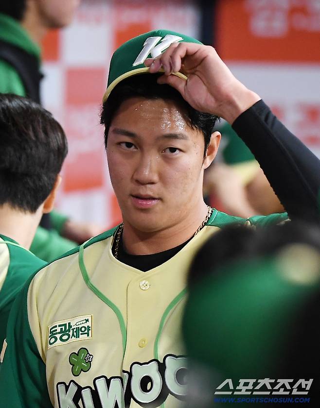 12일 서울 고척스카이돔에서 열린 롯데-키움전. 부상에서 복귀한 안우진이 선발로 등판해 예정된 1이닝 투구를 마친 후 들어오고 있다. 정재근 기자 cjg@sportschosun.com/2026.4.12/