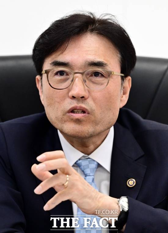 권창준 고용노동부 차관이 10일 오후 서울 중구 서울고용노동청에서 <더팩트>와 인터뷰를 갖고 있다. /임영무 기자