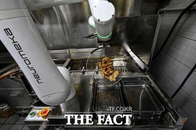 지난달 6일 오후 서울 강동구 교촌치킨 고덕비즈밸리점에서 조리 로봇이 치킨을 조리하고 있다. /서예원 기자