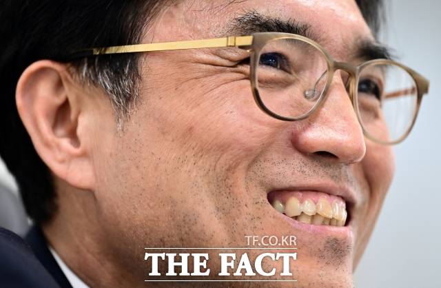 권창준 고용노동부 차관이 10일 오후 서울 중구 서울고용노동청에서 <더팩트>와 인터뷰를 갖고 있다. /임영무 기자