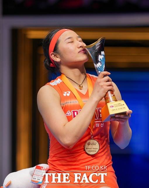 '배드민턴 여제' 안세영이 12일 마침내 아시아선수권대회 정상에 오르며, 여자 배드민턴 단식 역사상 전인미답의 고지인 '커리어 그랜드슬램(올림픽·아시안게임·세계선수권·아시아선수권)'의 마지막 퍼즐을 맞췄다./닝보=신화.뉴시스