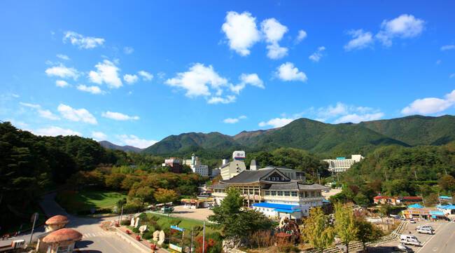 온천과 대게찜이 유혹하는 울진 보양여행지 백암온천 전경. / 울진군