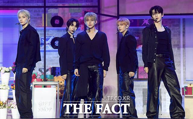 그룹 투모로우바이투게더의 휴닝카이 범규 연준 태현 수빈(왼쪽부터)가 13일 오후 서울 성북구 고려대학교 화정체육관에서 열린 여덟 번째 미니앨범 '7TH YEAR: 가시덤불에 잠시 바람이 멈췄을 때' 발매 기념 쇼케이스에 참석해 타이틀곡 '하루에 하루만 더(Stick With You)' 무대를 펼치고 있다./박상민 기자