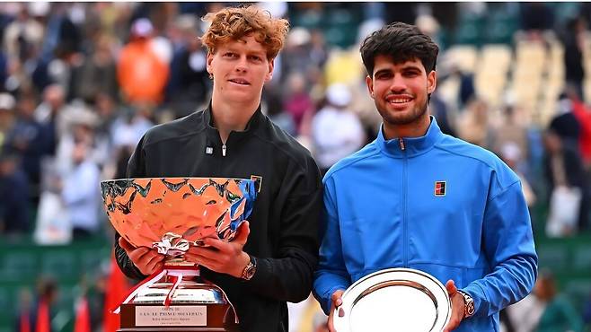 우승자 시너와 준우승자 알카라스, 둘다 웃고는 있지만. ATP 투어