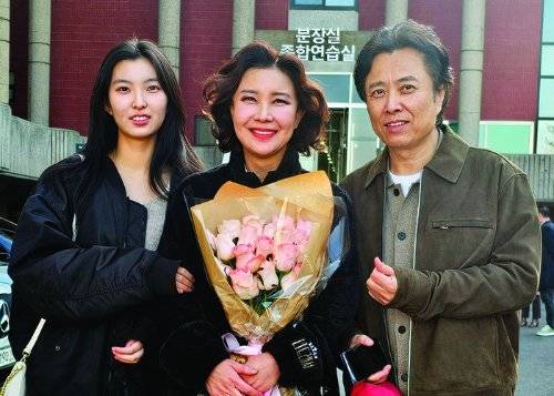 유튜브 밖에서도 영상 속 모습 그대로, 늘 장난기 가득한 친구 같은 서현철·정재은 부부와 딸 은조.