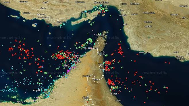 미국과 이란의 2주간 휴전 협상이 타결된 8일 오후 10시(한국 시간) 호르무즈 해협의 선박 분포도. (빨간색:유조선. 녹색:화물선) / 마린 트래픽