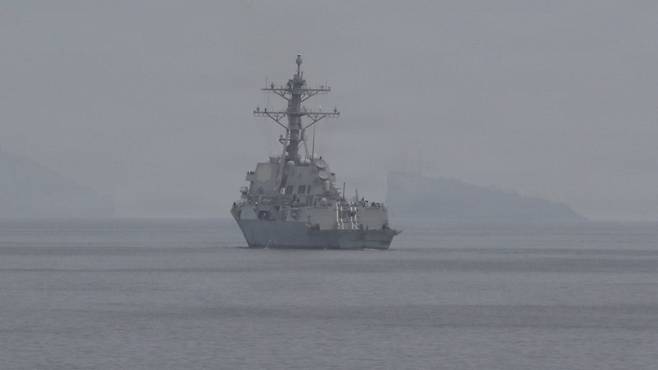 미 중부사령부가 11일 호르무즈 해협 기뢰 제거 작전에 투입됐다고 밝힌 미 해군 구축함./미 중부사령부