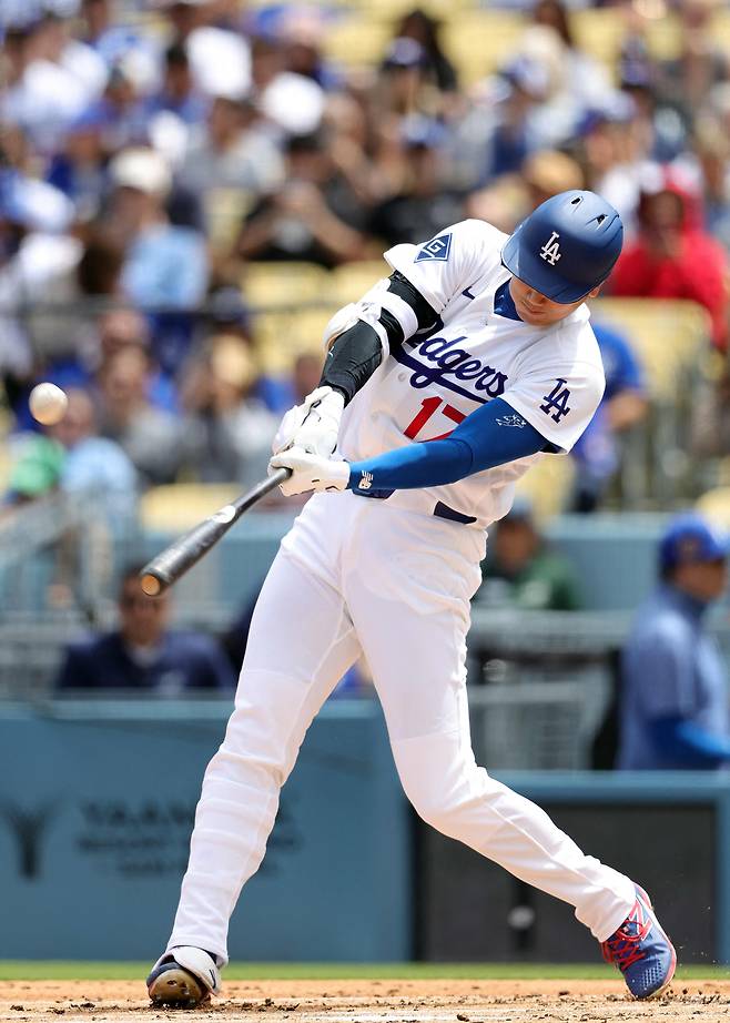 LA 다저스의 오타니 쇼헤이가 13일 텍사스 레인저스 전에서 1회 말 선두 타자 홈런을 치고 있다. /AFP 연합뉴스
