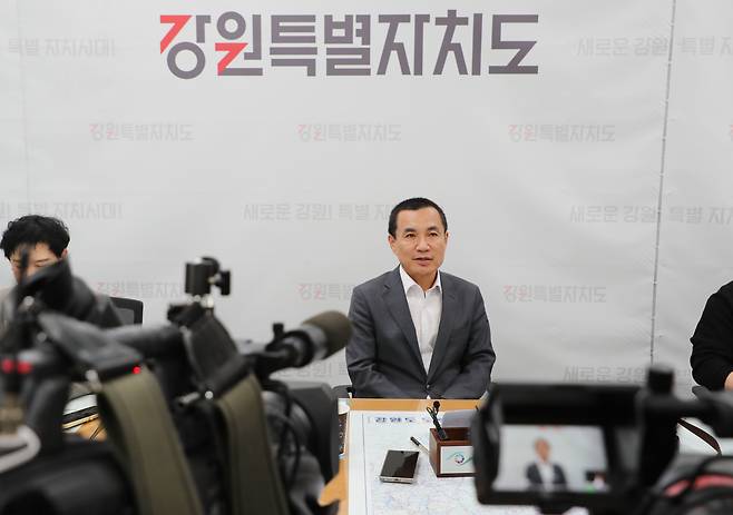 기자간담회에서 발언하는 김진태 강원도지사./뉴스1