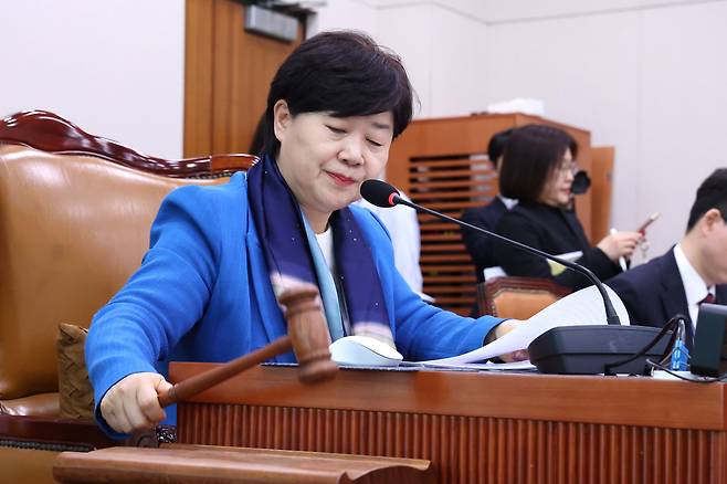 서영교 법제사법위원회 위원장이 8일 국회에서 열린 법제사법위원회 전체회의에서 의사봉을 두드리고 있다./뉴스1