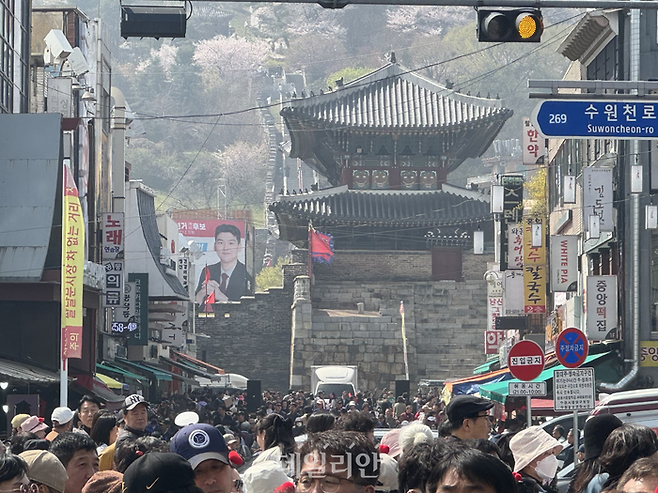 11일 오후 경기 수원 팔달문 인근 봄 나들이를 즐기는 시민들로 북적이고 있다. ⓒ데일리안 오수진 기자