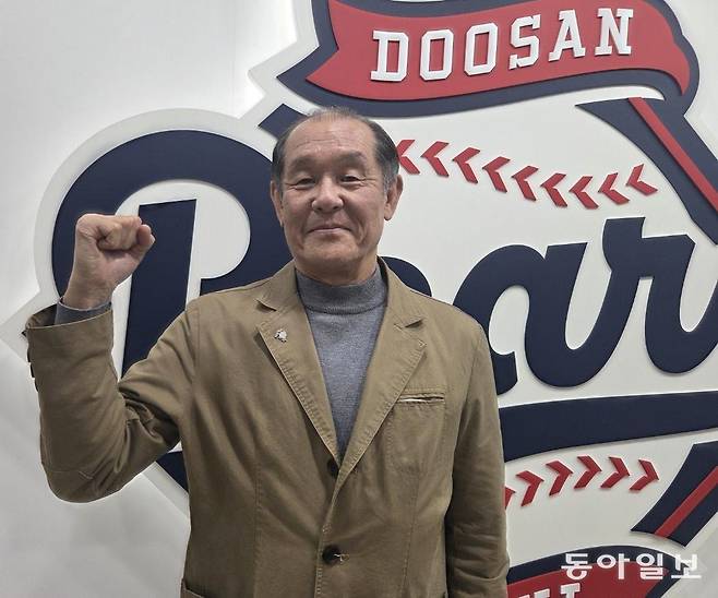‘불사조’ 박철순이 선수 시절 몸담았던 두산 베어스 로고 앞에서 주먹을 쥐어 보이고 있다.
이헌재 기자 uni@donga.com