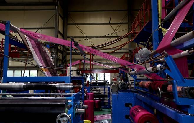 9일 오전 경남 창원시 마산합포구 진북면에 있는 한 공장에서 나프타 대신 폐비닐을 가공한 재생원료를 사용해 종량제봉투가 생산되고 있다. 사진은 종량제봉투를 제작 중인 압출기. 연합뉴스 제공