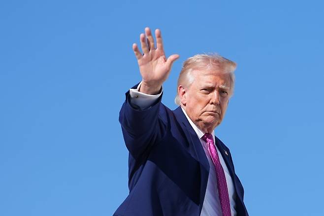 도널드 트럼프 미국 대통령이 지난 10일(현지시간) 미국 메릴랜드주 앤드루스합동기지에서 대통령 전용기 에어포스원에 탑승하며 손을 흔들고 있다.AP뉴시스