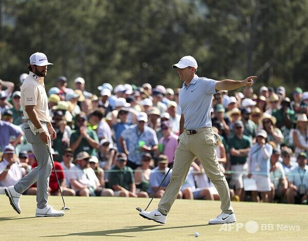 2026년 남자골프 메이저 대회 마스터스 토너먼트에 출전한 미국프로골프(PGA) 투어 멤버인 디펜딩 챔피언 로리 맥길로이(북아일랜드)가 2년 연속 우승에 성공했다. 사진은 최종라운드에서 캐머런 영과 동반 경기하는 모습이다. 사진제공=ⓒAFPBBNews = News1 (사진을 무단으로 사용하지 마십시오.)