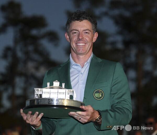 2026년 남자골프 메이저 대회 마스터스 토너먼트에 출전한 미국프로골프(PGA) 투어 멤버인 디펜딩 챔피언 로리 맥길로이(북아일랜드)가 2년 연속 우승에 성공했다. 사진은 로리 맥길로이가 우승 트로피를 들고 기념 촬영하는 모습이다. 사진제공=ⓒAFPBBNews = News1 (사진을 무단으로 사용하지 마십시오.)