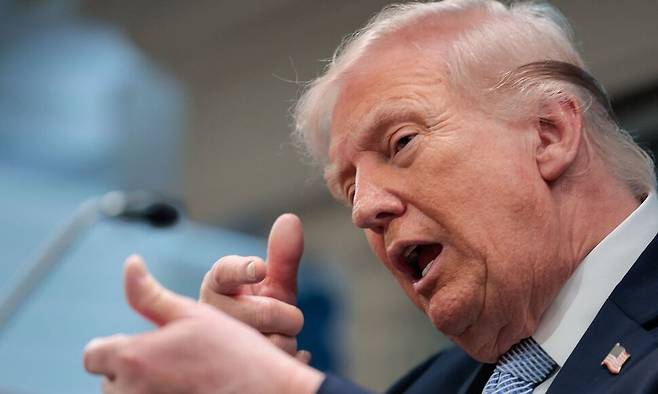 도널드 트럼프 미국 대통령이 6일 백악관 브리핑룸에서 기자회견을 하다가 총을 쏘는 시늉을 하고 있다. AFP 연합뉴스