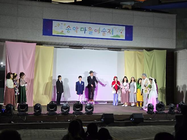 매년 가을 열리는 ‘송악마을예술제’는 학생들의 연주, 학부모 밴드, 송악마을극단의 연극 등 다양한 세대가 참여하는 공연으로 채워진다. 사회적협동조합 송악동네사람들 제공.