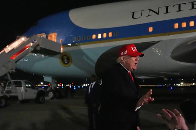12일(현지시각) 도널드 트럼프 미국 대통령이 플로리다 마이애미에서 워싱턴 백악관으로 돌아오는 길 앤드류스 공군기지에서 기자들과 만나 이야기하고 있다. AP연합뉴스